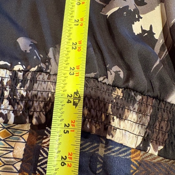 Covington blouse with a black, white, and gray abstract pattern women’s size L - Picture 9 of 11